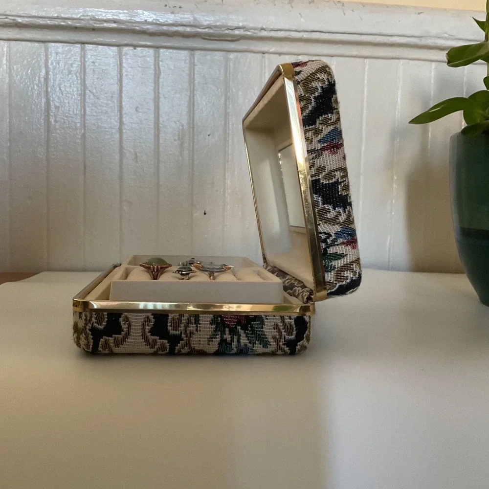 Vintage Travel‎ Jewelry Organizer Embroidered Floral Clamshell Cottage Core
